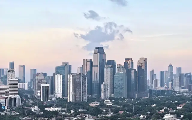从雅加达南区拍摄的雅加达金三角 CBD 天际线与城市建筑群