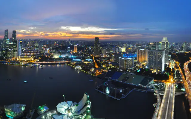 从滨海湾金沙酒店眺望的新加坡滨海湾夜间城市天际线全景