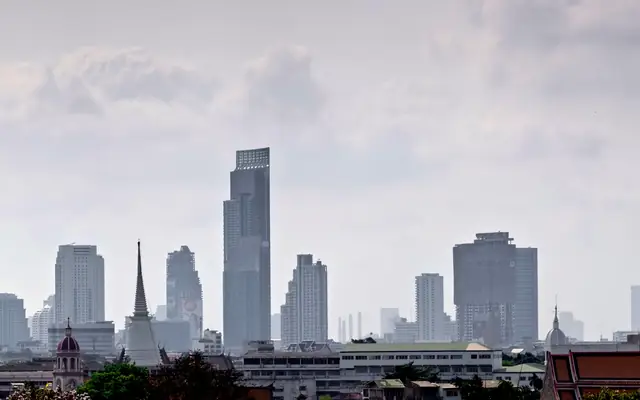 从曼谷郑王庙一带远眺的曼谷城市天际线与河岸建筑