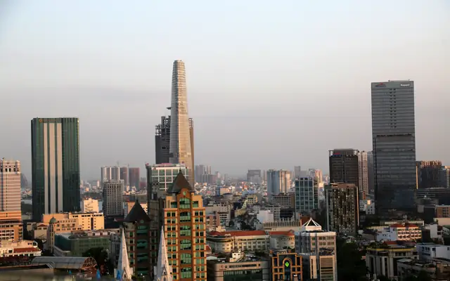 越南胡志明市市中心的横向城市天际线，可见高层办公楼与城区建筑