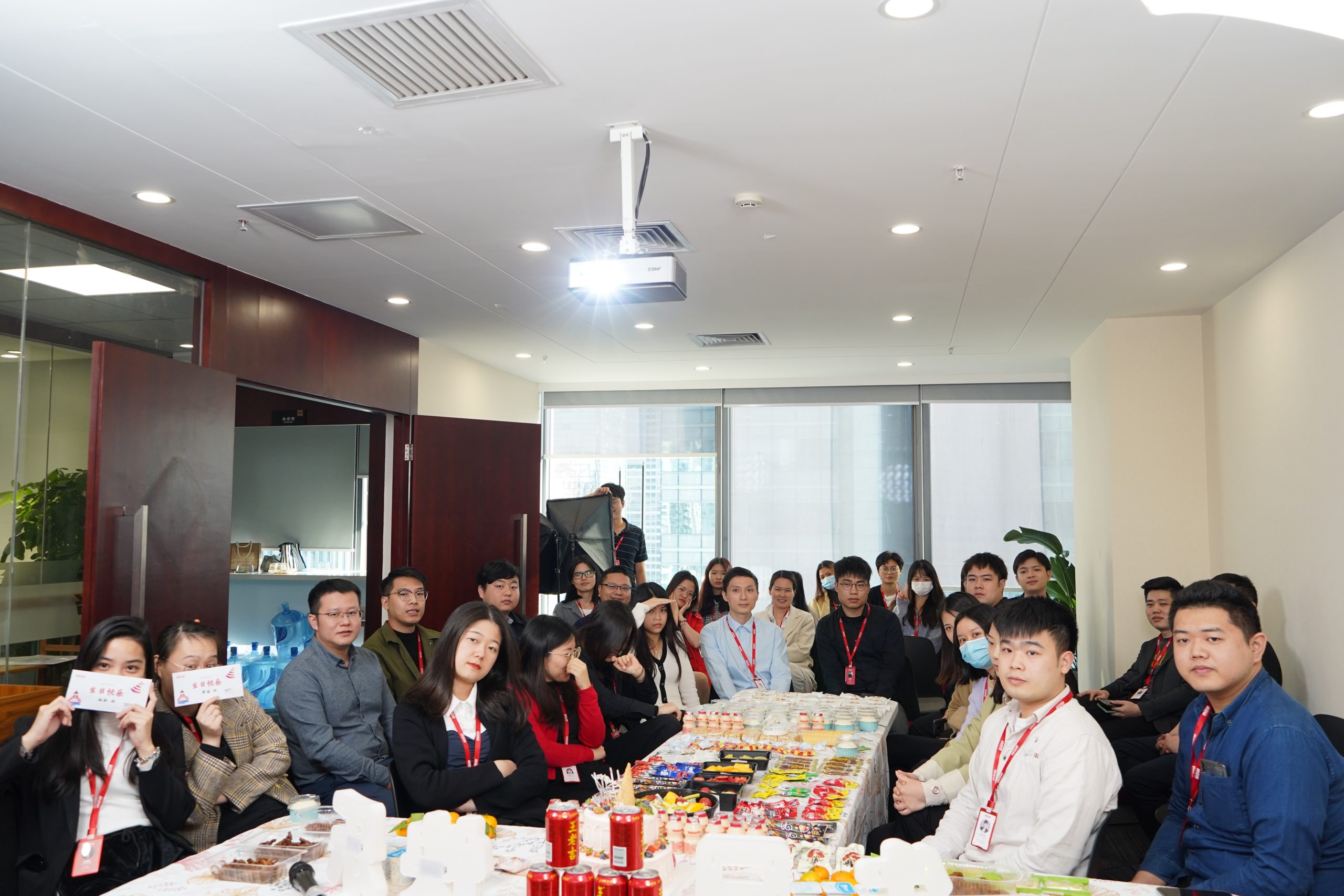 2021.12 生日会活动，庆祝员工生日。